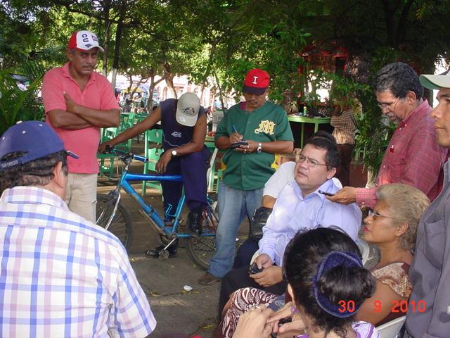 Lic. Alvaro Leiva, conversando con trabajadores municipales
